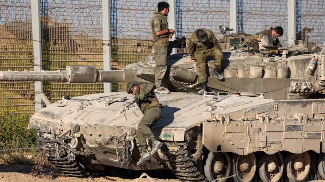 Des soldats israéliens descendent d'un char alors qu'ils patrouillent le long de la frontière entre Israël et la bande de Gaza, le 21 octobre 2024, dans le cadre de la guerre entre Israël et le groupe militant du Hamas.