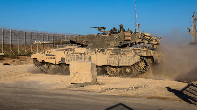 Des soldats israéliens patrouillent à bord d'un char le long de la frontière entre Israël et la bande de Gaza, le 21 octobre 2024, dans le cadre de la guerre entre Israël et le groupe militant du Hamas.