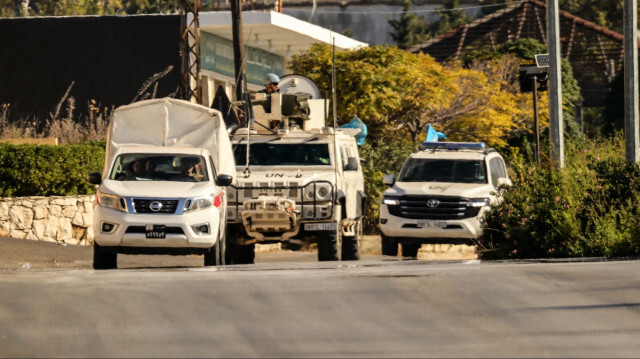 Des véhicules de la Force intérimaire des Nations Unies au Liban (FINUL) patrouillent à Marjayoun, dans le sud du Liban, le 12 octobre 2024. La FINUL, qui dit avoir essuyé des tirs répétés lors de la guerre entre Israël et le Hezbollah ces derniers jours, patrouille depuis des décennies le long de cette frontière troublée.