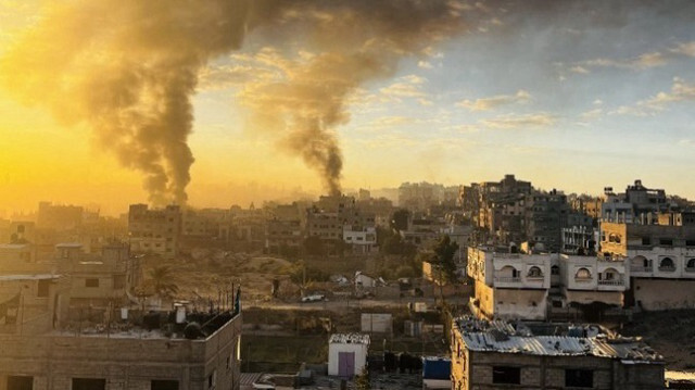 Des fumées s'élèvent après des frappes israéliennes sur Beit Lahia, dans le nord de la Bande de Gaza, le 22 octobre 2024.