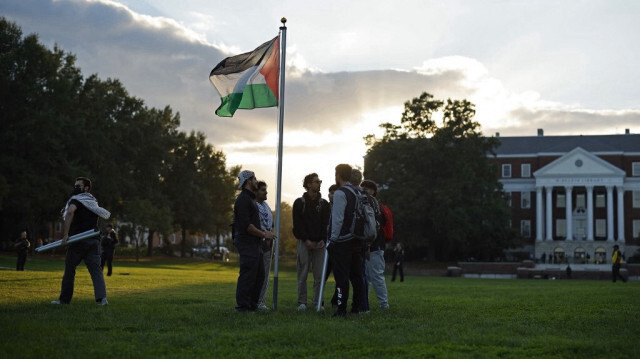 Les membres de la section universitaire de Students for a Democratic Society ont organisé la manifestation pour protester contre la politique de l'université en matière de manifestations, ainsi que contre les investissements en Israël et dans les entreprises d'armement.