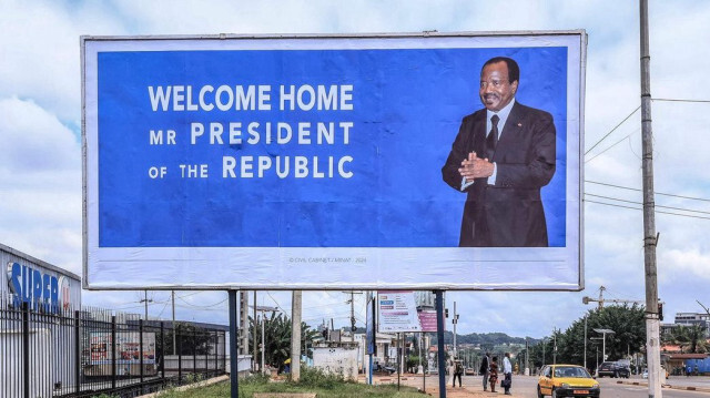 Une affiche souhaitant au Président camerounais, Paul Biya la bienvenue pour son retour au Cameroun après plusieurs semaines d'absence, le 21 octobre 2024. 