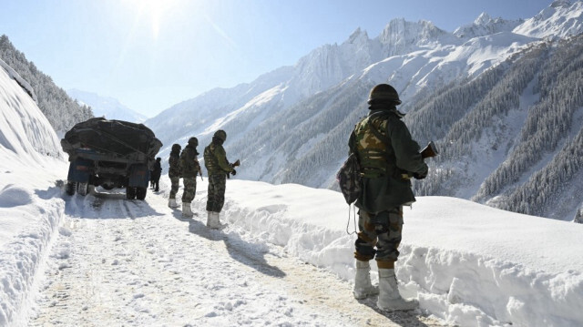 Des soldats de l'armée indienne marchent le long d'une route près du col de Zojila qui relie Srinagar au territoire de l'Union du Ladakh, à la frontière avec la Chine.