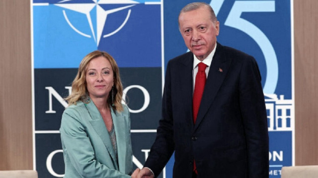 Turkish President Recep Tayyip Erdogan (R) and Italy's Prime Minister Giorgia Meloni (L)