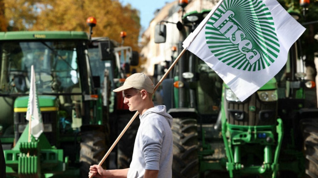 Un agriculteur de la FNSEA lors d'un rassemblement organisé par la FDSEA Bas-Rhin et les Jeunes Agriculteurs du Bas-Rhin contre la "complexité administrative" et le retard de paiement des subventions, à Strasbourg, dans l'est de la France, le 21 octobre 2024. 