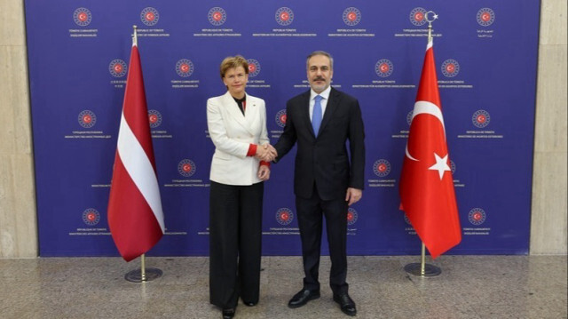 Le ministre des Affaires étrangères, Hakan Fidan (D), et la ministre des Affaires étrangères de Lettonie, Baiba Braze (G), au ministère à Ankara en Turkiye, le 22 octobre 2024.