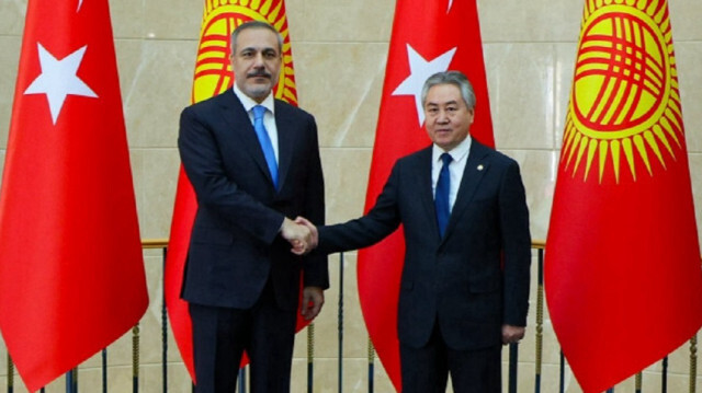 Turkish Foreign Minister Hakan Fidan (L) and his Kyrgyz counterpart Jeenbek Kulubayev (R)