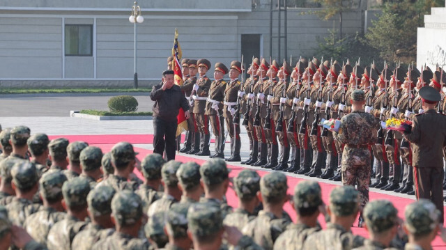 Le dirigeant nord-coréen Kim Jong Un (C) visitant le commandement du 2e corps de l'armée populaire coréenne, dans un lieu non divulgué en Corée du Nord, le 18 octobre 2024.