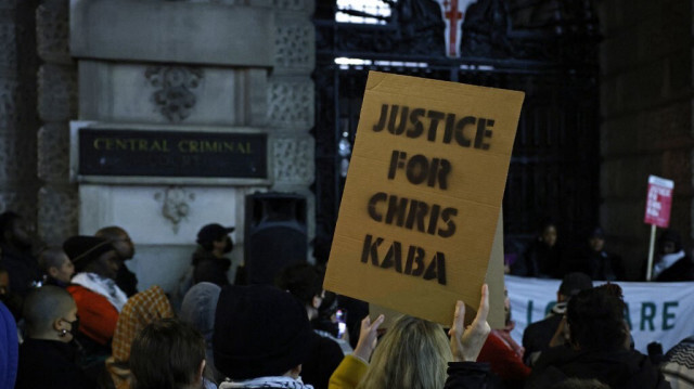 Des manifestants se sont rassemblés devant l'Old Bailey après le verdict de non-culpabilité prononcé à l'encontre d'un policier accusé du meurtre de Chris Kaba, un chanteur de rap abattu à Streatham Hill le 5 septembre 2022, à Londres le 21 octobre 2024.