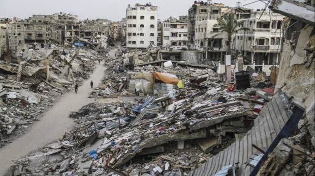 Des structures détruites sont visibles suite aux attaques israéliennes sur le camp de réfugiés de Jabalia dans le nord de la Bande de Gaza.