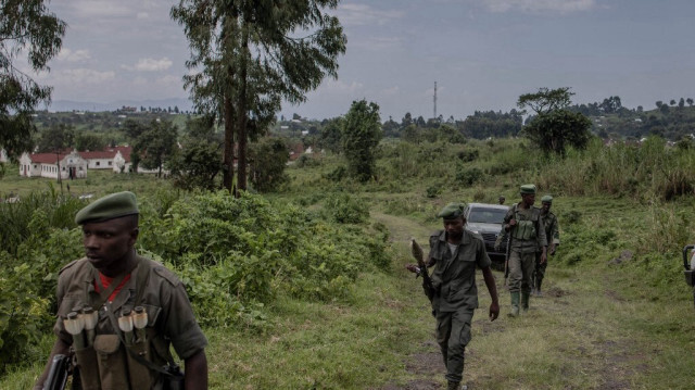 Des rebelles du M23 gardent la zone pendant la réunion entre les responsables de la Force régionale d'Afrique de l'Est (EACRF) et les rebelles du M23 lors de la cérémonie de transfert au camp de Rumangabo, dans l'est de la République démocratique du Congo.