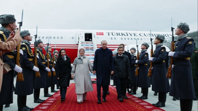 Le Président turc, Recep Tayyip Erdogan, accompagné de la première dame Emine Erdogan, se rend à Kazan, en Russie, pour participer au 16e sommet des BRICS, le 23 octobre 2024.