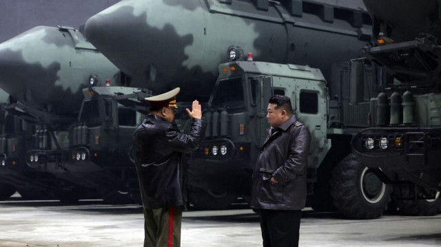 Le dirigeant nord-coréen Kim Jong Un (à droite) visitant une base de missiles stratégiques dans un lieu non divulgué en Corée du Nord, le 23 octobre 2024.