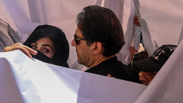 L'ancien premier ministre pakistanais Imran Khan et son épouse Bushra Bibi se présentent à la Haute Cour de Lahore le 15 mai 2023.