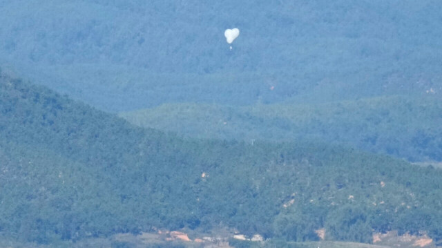 Un ballon de la Corée du Nord transportant des ordures atterrit près de l'enceinte présidentielle de la Corée du Sud, le 24 Octobre 2024.