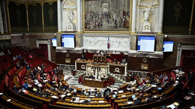 L'amendement "vise à abroger la réforme des retraites du Gouvernement, notamment sur le report de l'âge légal de départ à la retraite de 62 à 64 ans, et à convoquer une conférence nationale de financement".
