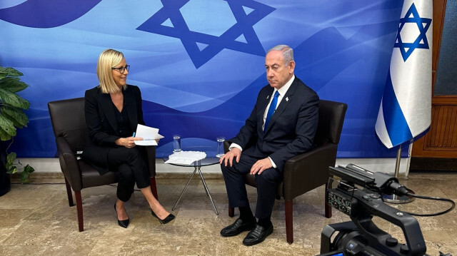 La journaliste et animatrice de télévision française, Laurence Ferrari et le Premier ministre israélien, Benjamin Netanyahu lors d'une "interview" sur Cnews et Europe1, en France, le 23 octobre 2024.