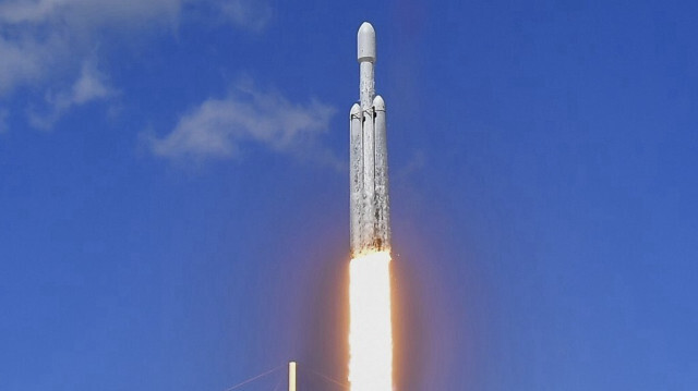 Une fusée Falcon Heavy de SpaceX avec à son bord le vaisseau spatial Europa Clipper décolle du complexe de lancement 39A du centre spatial Kennedy de la NASA à Cap Canaveral, le 14 octobre 2024.