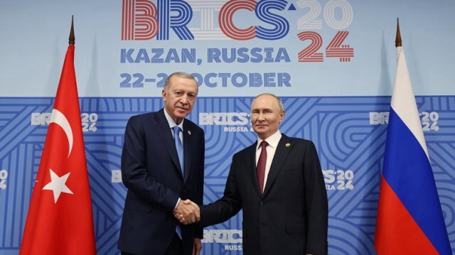 Le Président turc, Recep Tayyip Erdogan (G)et le Président russe, Vladimir Poutine (D), lors de leur rencontre à l'occasion du sommet des BRICS à Kazan, en Russie, le 23 octobre 2024.