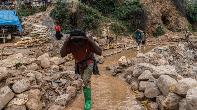 Des mineurs artisanaux travaillent à la mine artisanale de Kamituga, dans la province du Sud-Kivu, à l'est de la République démocratique du Congo, le 20 septembre 2024.