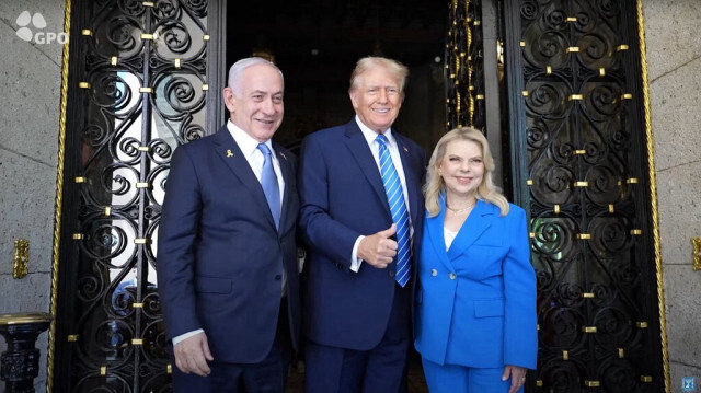 Le Premier ministre israélien Benjamin Netanyahu et son épouse Sara, accueillis par l'ancien président des États-Unis Donald Trump, au club Mar-a-Lago à Palm Beach, en Floride, le 26 juillet 2024. 