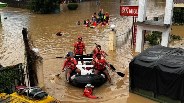 Des sauveteurs sur un bateau en caoutchouc mènent des opérations de sauvetage dans une zone inondée à Nabua, Camarines Sur, en raison de la tempête tropicale Trami, le 24 octobre 2024.