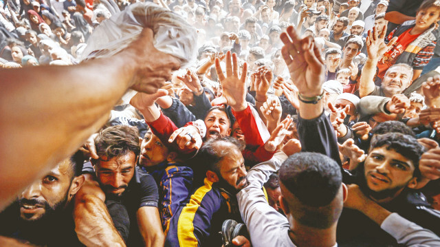 Han Yunus’ta, yüzlerce insan bölgede işler durumda kalan tek fırından ekmek alabilmek için izdiham oluşturuyor.