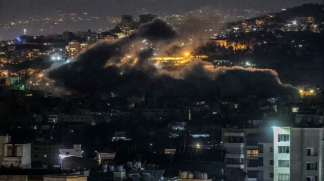 De la fumée s'élève du site d'une frappe aérienne israélienne sur un quartier de la banlieue sud de Beyrouth.