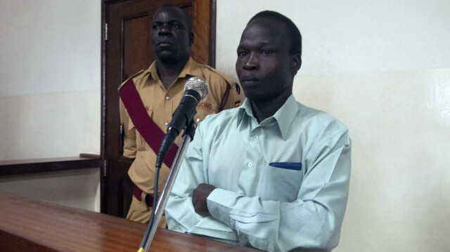 Thomas Kwoyelo (R), ancien commandant de la rébellion de l'Armée de résistance du Seigneur (Lord's Resistance Army) au Ouganda.