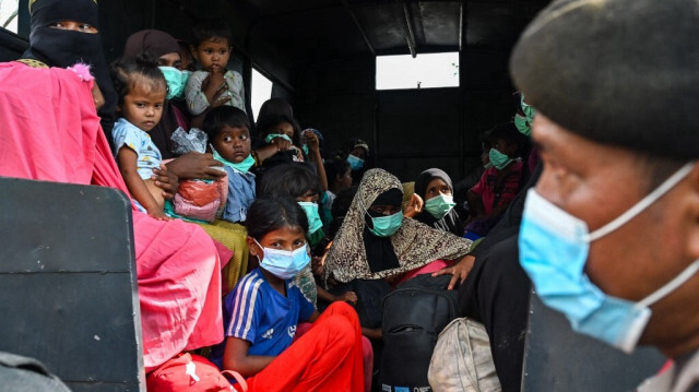 Un officier de police assiste un réfugié Rohingya arrivant dans un abri temporaire à Labuhan Haji, dans la province d'Aceh du Sud, le 24 octobre 2024.