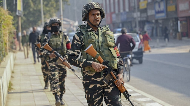 Le personnel de sécurité indien surveille une route à Srinagar, en Inde, le 25 octobre 2024.