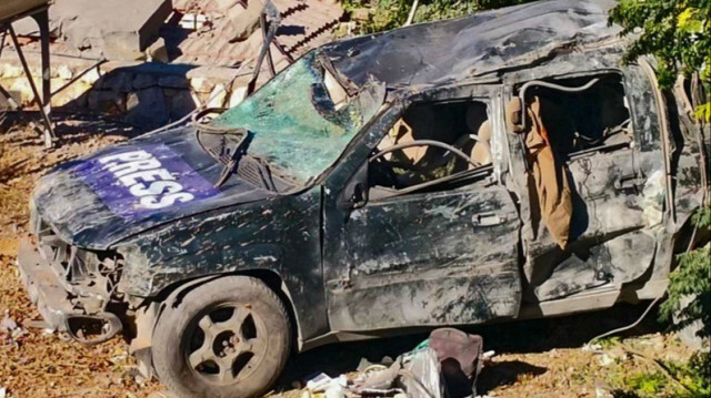 Une voiture marquée "Press" sur le site d'une frappe aérienne israélienne qui a visé une zone où se trouvaient plusieurs journalistes, dans le village de Hasbaya, au sud du Liban, le 25 octobre 2024.