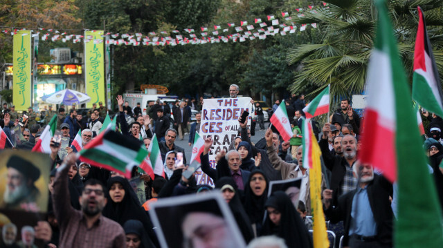 Des centaines de personnes se sont rassemblées pour protester contre la mort de Hashem Safieddine, successeur potentiel de Hassan Nasrallah et chef du conseil exécutif du Hezbollah, tué lors d'une frappe israélienne, sur la place de Palestine à Téhéran en Iran, le 24 octobre 2024.