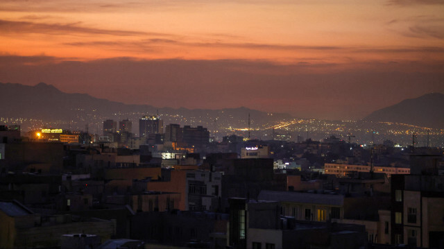 Une partie de l'horizon de la ville est photographiée à l'aube après que plusieurs explosions aient été entendues à Téhéran, le 26 octobre 2024. Israël a annoncé le lancement de "frappes de précision" sur des cibles militaires en Iran le 26 octobre en représailles à des attaques iraniennes.