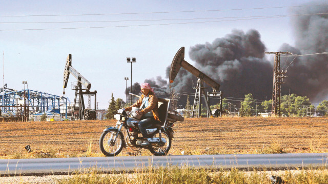 MİT’in vurduğu yerlerden birisi de Haseke’de terör örgütü PKK tarafından işletilen petrol 
tesisleriydi. SİHA’ların ağır darbe indirdiği tesislerden dün gün boyunca siyah dumanlar yükseldi.