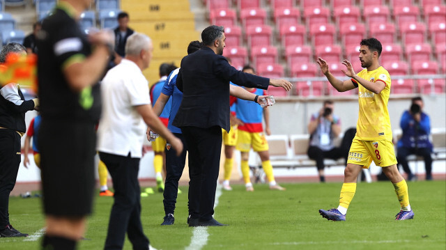 Kartal Kayra Yılmaz, gol sevincini teknik dirketör Sinan Kaloğlu ile yaşadı. 