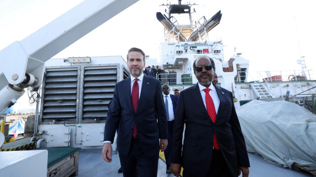  Le ministre turc de l'énergie et des ressources naturelles, Alparslan Bayraktar, et le président somalien, Hassan Sheikh Mohamud, en Somalie, le 25 octobre 2024.