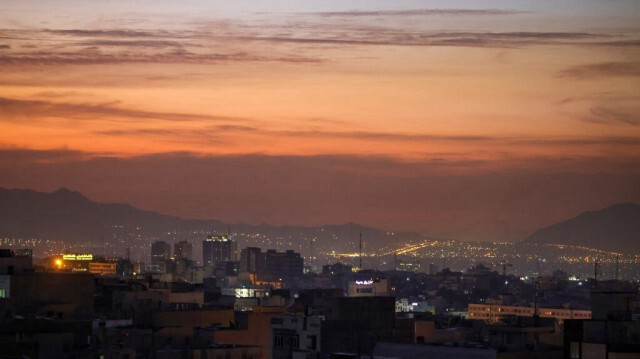 Une partie de l'horizon de la ville est photographiée à l'aube après que plusieurs explosions ont été entendues à Téhéran, le 26 octobre 2024.