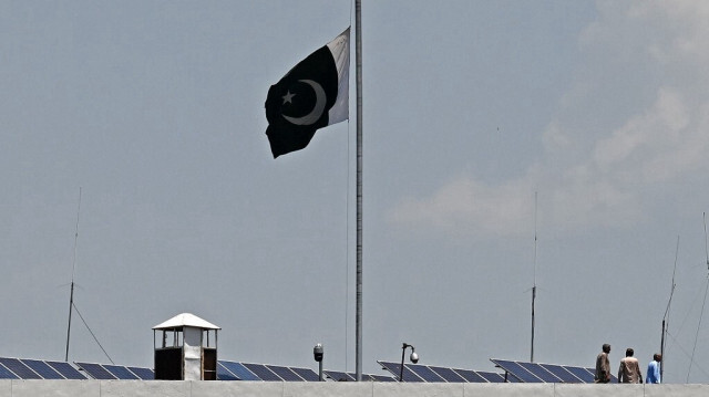 Le drapeau national pakistanais est en berne au Parlement d'Islamabad, le 20 mai 2024, en hommage au président iranien Ebrahim Raisi, décédé dans un accident d'hélicoptère.