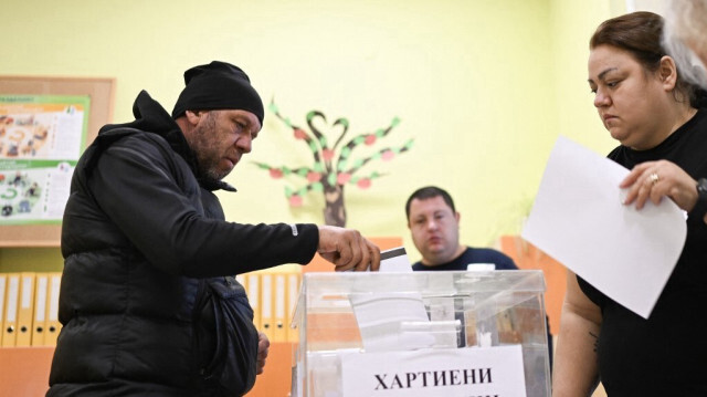 Un homme dépose son bulletin de vote dans un bureau de vote pour les élections générales en Bulgarie, à Sofia, le 27 octobre 2024.