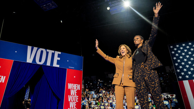 La candidate démocrate à l'élection présidentielle, la vice-présidente des États-Unis Kamala Harris et l'ancienne première dame Michelle Obama saluent la foule lors d'un meeting de campagne au Wings Event Center le 26 octobre 2024 à Kalamazoo, dans le Michigan. La vice-présidente Harris fera campagne aujourd'hui avec l'ancienne première dame Michelle Obama dans le Michigan, un État en pleine mutation. À dix jours du scrutin, Mme Harris poursuit sa campagne contre le candidat républicain à la présidence, l'ancien président des États-Unis Donald Trump, en vue de l'élection du 5 novembre. 