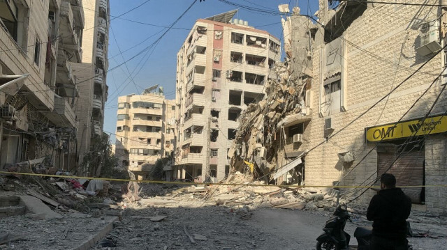 Un homme inspecte les débris et les dégâts sur le site des frappes aériennes israéliennes qui ont ciblé la banlieue sud de Beyrouth, Hadath, le 27 octobre 2024.