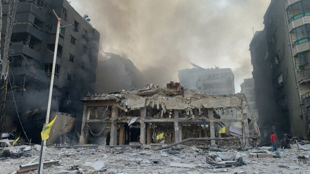 Un homme inspecte les débris et les dégâts sur le site des frappes aériennes israéliennes qui ont ciblé la banlieue sud de Beyrouth, Hadath, le 27 octobre 2024.