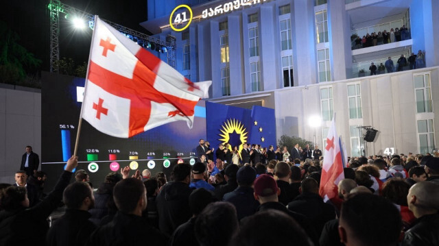 Des partisans et des membres du parti au pouvoir, Rêve géorgien, participent à un rassemblement au siège du parti après l'annonce des résultats des élections législatives à Tbilissi, le 26 octobre 2024.