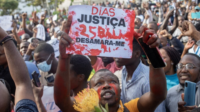 Des personnes crient des slogans et protestent lors des funérailles et de l'enterrement d'Elvino Dias, l'avocat du candidat présidentiel du parti d'opposition Optimiste pour le développement du Mozambique (PODEMOS) Venancio Mondlane, dans une église de Michafutene, près de Maputo, le 23 octobre 2024. 