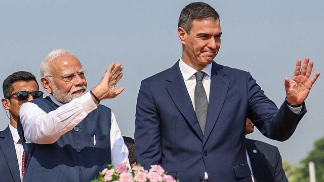 Le Premier ministre espagnol Pedro Sanchez (à droite) et son homologue indien Narendra Modi saluant la foule lors d'une tournée de présentation après son arrivée à Vadodara, dans l'État indien du Gujarat, le 28 octobre 2024.