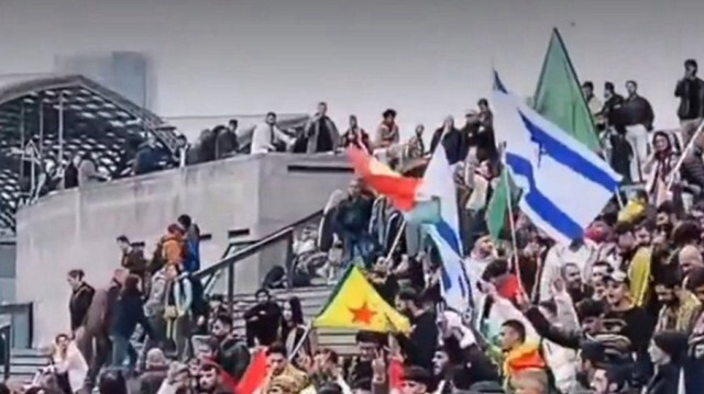 Des partisans de l'organisation terroriste PKK déploient des drapeaux israéliens lors d'une manifestation à Cologne en Allemagne, le 28 octobre 2024.