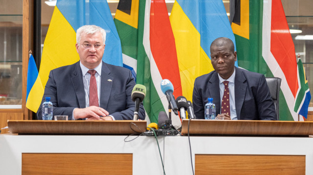 Le ministre sud-africain des relations internationales et de la Coopération, Ronald Lamola (D), lors d'une consultation politique avec le ministre ukrainien des Affaires étrangères, Andrii Sybiha (G), à Pretoria en Afrique du Sud, le 28 octobre 2024.