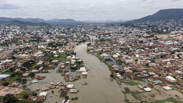 Cette vue aérienne montre des maisons submergées par l'eau dans la zone inondée du quartier d'Adankolo à Lokoja le 21 octobre 2024. 