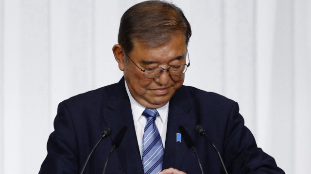 Shigeru Ishiba, Premier ministre japonais et chef du Parti libéral démocrate (PLD) au pouvoir, regarde sa montre alors qu'il arrive à une conférence de presse au siège du parti à Tokyo, le 28 octobre 2024.